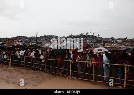 Teknaff, au Bangladesh. 8 oct, 2017. peuple Rohingya attend que l'aide alimentaire à l'palongngkhali teknaff au camp de fortune, le Bangladesh le 08 octobre, 2017.Le Bangladesh a déclaré que ce serait l'un des plus gros de la came de réfugiés pour accueillir tous les 800 000 Rohingyas plus Musulmans qui ont demandé l'asile de la violence au Myanmar. crédit : zakir Hossain Chowdhury/zuma/Alamy fil live news Banque D'Images