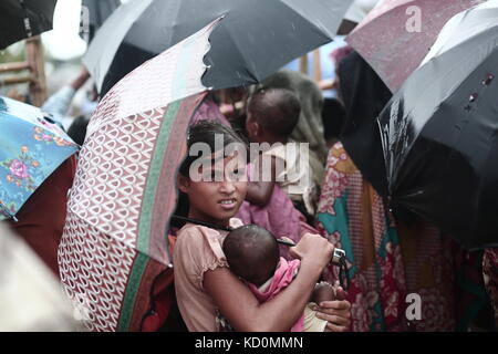 Teknaff, au Bangladesh. 8 oct, 2017. peuple Rohingya attend pour l'aide alimentaire au cours de la pluie à l'palongngkhali teknaff au camp de fortune, le Bangladesh le 08 octobre, 2017.Le Bangladesh a déclaré que ce serait l'un des plus gros de la came de réfugiés pour accueillir tous les 800 000 Rohingyas plus Musulmans qui ont demandé l'asile de la violence au Myanmar. crédit : zakir Hossain Chowdhury/zuma/Alamy fil live news Banque D'Images