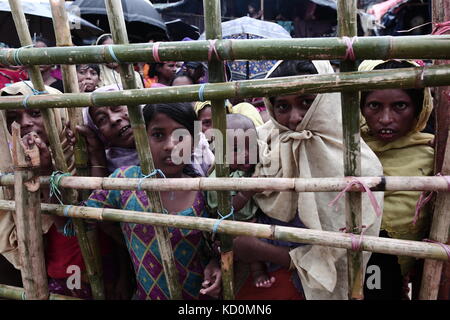 Teknaff, au Bangladesh. 8 oct, 2017. peuple Rohingya attend pour l'aide alimentaire au cours de la pluie à l'palongngkhali teknaff au camp de fortune, le Bangladesh le 08 octobre, 2017.Le Bangladesh a déclaré que ce serait l'un des plus gros de la came de réfugiés pour accueillir tous les 800 000 Rohingyas plus Musulmans qui ont demandé l'asile de la violence au Myanmar. crédit : zakir Hossain Chowdhury/zuma/Alamy fil live news Banque D'Images