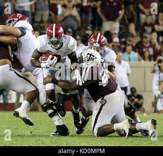 6 octobre 2017 : Alabama Crimson Tide running back Bo Scarbrough (9) au cours de la NCAA football match entre l'Alabama Crimson Tide et la Texas A&M Aggies à Kyle Field à College Station, TX ; John Glaser/CSM. Banque D'Images