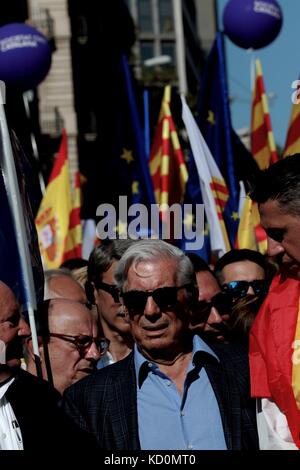 Barcelone, Espagne. 8 octobre 2017. Mario Vargas Llosa (C), lauréat du prix Nobel de littérature, participe à une marche pour défendre la constitution espagnole et l'unité de l'Espagne à Barcelone, Espagne, le 8 octobre 2017. Crédit: Juan Carlos Rojas/Xinhua/Alamy Live News Banque D'Images