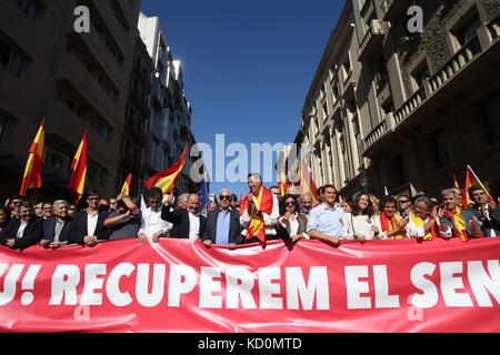 Barcelone, Espagne. 8 octobre 2017. Les gens en marche montrent le slogan "assez et récupérons la sensibilité", pour défendre la constitution espagnole et l'unité de l'Espagne à Barcelone, Espagne, 8 octobre 2017. Crédit: Juan Carlos Rojas/Xinhua/Alamy Live News Banque D'Images