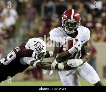 6 octobre 2017 : Alabama Crimson Tide running back Bo Scarbrough (9) au cours de la NCAA football match entre l'Alabama Crimson Tide et la Texas A&M Aggies à Kyle Field à College Station, TX ; John Glaser/CSM. Banque D'Images