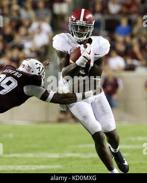 6 octobre 2017 : Alabama Crimson Tide running back Bo Scarbrough (9) au cours de la NCAA football match entre l'Alabama Crimson Tide et la Texas A&M Aggies à Kyle Field à College Station, TX ; John Glaser/CSM. Banque D'Images