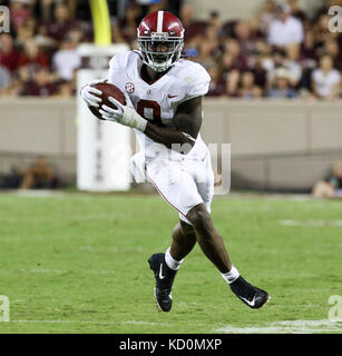 6 octobre 2017 : Alabama Crimson Tide running back Bo Scarbrough (9) au cours de la NCAA football match entre l'Alabama Crimson Tide et la Texas A&M Aggies à Kyle Field à College Station, TX ; John Glaser/CSM. Banque D'Images