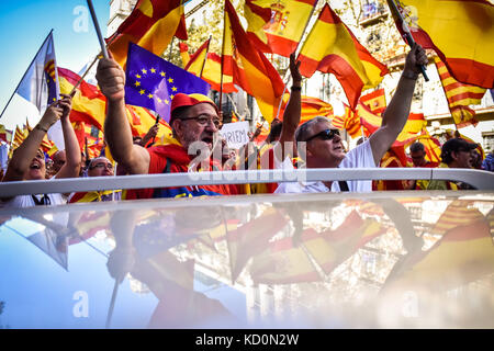 Barcelone, Espagne. 8 Oct, 2017. L'unité Pro manifestation contre l'indépendance catalane/Cruciatti Crédit : Piero Alamy Live News Banque D'Images