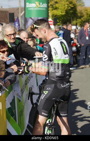 Brou, France. Le 08 Oct 2017. Mark Cavendish au début de la 111e édition de la course cycliste Paris à Tours à Brou, France. Credit : Julian Elliott/Alamy Live News Banque D'Images