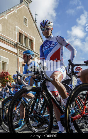 Brou, France. Le 08 Oct 2017. Leo Vincent au début de la 111e édition de la course cycliste Paris à Tours à Tours, France. Credit : Julian Elliott/Alamy Live News Banque D'Images