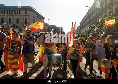 Barcelone, Catalogne, Espagne. Le 08 octobre 2017. Un groupe de manifestants à jouer de la batterie et agitaient des drapeaux. Près de 900,000 personnes participent à la manifestation anti-indépendantistes à Barcelone, organisé par Societat Catalana civile, la plus importante organisation pro-unité.Cela peut être considéré comme un très grand succès pour l'anti-mouvement indépendant. Toutes sortes de personnes, y compris les aînés, les familles, les couples et les enfants ont démontré pacifiquement contre l'indépendance de la Catalogne, près de la gare Estacion de Francia. Karl Burkhof/Alamy Live News Banque D'Images