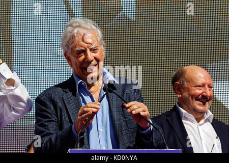 Barcelone, Catalogne, Espagne. Le 08 octobre 2017. Mario Vargas Llosa, écrivain péruvien, professeur de collège et lauréat du Prix Nobel de littérature, tenant un discours lors de la manifestation anti-indépendantistes. Des personnalités VIP, comme Josep Borell et Mario Vargas Llosa, Xavier Garcia Albiol, Ines Arrimadas et Albert Rivera à la loi principale de la loi anti-manifestation indépendantiste à Barcelone. Karl Burkhof/Alamy Live News Banque D'Images