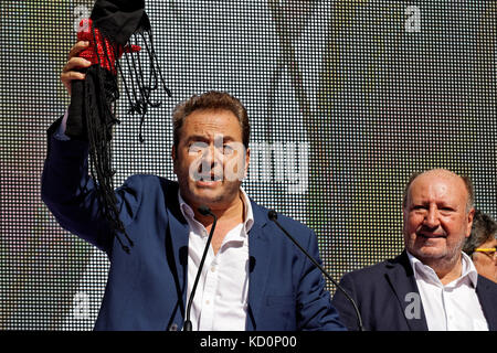 Barcelone, Catalogne, Espagne. Le 08 octobre 2017. Albert Castillon, un célèbre journaliste espagnol, tenant un discours devant des centaines de milliers de manifestants au cours de la loi principale. Des personnalités VIP, comme Josep Borell et Mario Vargas Llosa, Xavier Garcia Albiol, Ines Arrimadas et Albert Rivera à la loi principale de la loi anti-manifestation indépendantiste à Barcelone. Karl Burkhof/Alamy Live News Banque D'Images