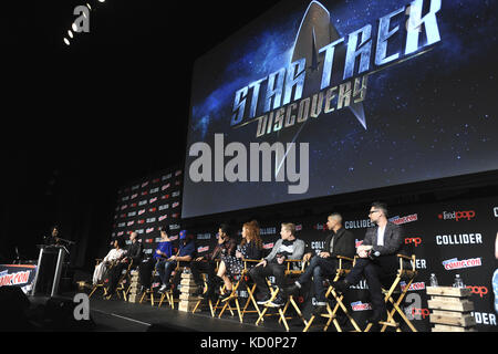 Mae Jemison, Sonequa Martin-Green, Doug Jones, Mary Chieffo, Jason Isaacs, Shazad Latif, Mary Wiseman, Anthony Rapp, Wilson Cruz et Aaron Harberts assistent au panel "Star Trek : Discovery" au Théâtre de Madison Square Garden lors de la New York Comic Con 2017 le 7 octobre 2017 à New York. | utilisation dans le monde entier Banque D'Images