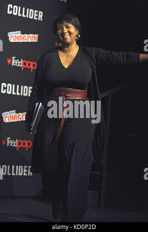 Mae Jemison assiste au panel « Star Trek : Discovery » au théâtre de Madison Square Garden lors de la New York Comic Con 2017 le 7 octobre 2017 à New York. | utilisation dans le monde entier Banque D'Images