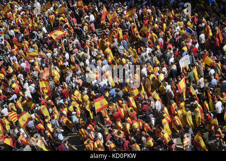 Barcelone, Barcelone, Espagne. 8 octobre 2017. Europe, Espagne, Barcellona, 8 octobre 2017:.des milliers de manifestants sont arrivés à Barcelone de toute l'Espagne pour prendre part à la marche en faveur de l'unité nationale. Crédit : Danilo Balducci/ZUMA Wire/Alamy Live News Banque D'Images