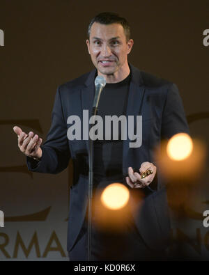 Hambourg, Allemagne. 08 octobre 2017. L'ancien boxeur Valdimir Klitshko intervient lors des German Boxing Awards au Besenbinderhof à Hambourg, en Allemagne, le 08 octobre 2017. Crédit : Axel Heimken/dpa/Alamy Live News Banque D'Images