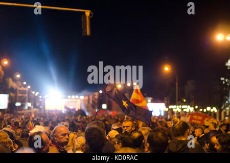 Skopje, Macédoine. 8 oct, 2017. Skopje, Macédoine. r en face du gouvernement à 18 h 00, un rassemblement de sdsm civile a commencé à l'occasion des prochaines élections locales, adressée par le chef du parti au pouvoir, Zoran zaev, appelant les citoyens à "Ensemble pour terminer le changement dans chaque municipalité de Macédoine'. crédit : Dragan ristovski/Alamy live news Banque D'Images