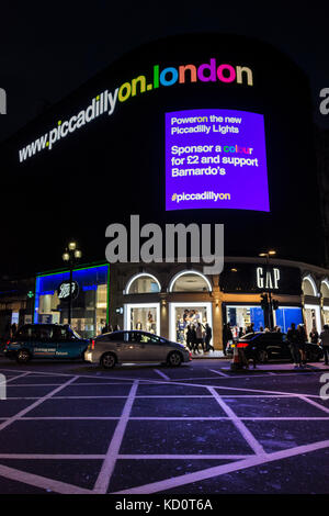 Londres, Angleterre, Royaume-Uni. 05Th Oct, 2017. Lumières de Piccadilly - après neuf mois d'obscurité, Londres les plus éminents du conseil d'ad est allumé à nouveau, après une remise à neuf de haute technologie, dans le cadre d'une relance visant à recueillir des fonds pour l'organisme de bienfaisance de Paul Bernardo. Credit : Benjamin John/ Alamy Live News Banque D'Images