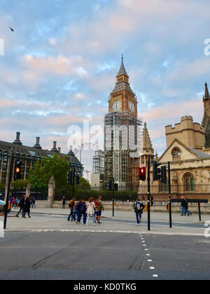 Londres, Royaume-Uni. 05Th Oct, 2017. Météo France : automne lumineux soleil sur Big Ben et son échafaudage. Le centre de Londres. Credit : Angela Chalmers/Alamy Live News Banque D'Images