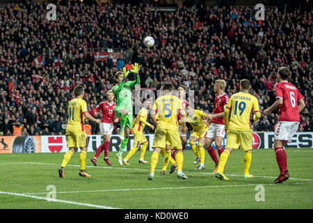 Copenhague, Danemark. 08 octobre 2017. Ciprian Tatarusanu (12) de Roumanie vu pendant la coupe du monde qualificateur entre le Danemark et la Roumanie à Telia Parken à Copenhague. Credit: Gonzales photo/Alamy Live News Banque D'Images