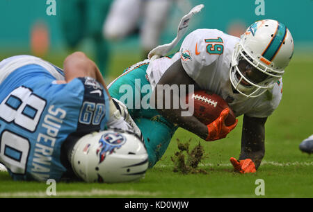 Miami Gardens, FL, USA. 8 octobre 2017, le receveur des Dolphins de Miami. jakeem grant (19) est pris par la main l'extrémité des Tennessee Titans phillip supernaw (89). Miami Dolphins vs Tennessee Titans. hard rock stadium, Miami Gardens, fl. 10/8/17. Le personnel photographe jim rassol : crédit-sun sentinel/zuma/Alamy fil live news Banque D'Images