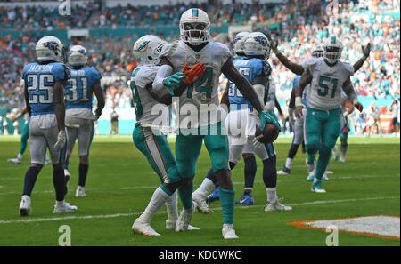 Miami Gardens, Floride, États-Unis. 8 octobre 2017. Jarvis Landry (14 ans), receveur des Miami Dolphins Wide, est félicité par Jakeem Grant (19 ans), receveur des Miami Dolphins Wide, lors d'un touchdown au quatrième quart-temps. Miami Dolphins vs Tennessee Titans. Hard Rock Stadium, Miami Gardens, Floride. 10/8/17. Photographe Jim Rassol crédit : Sun-Sentinel/ZUMA Wire/Alamy Live News Banque D'Images