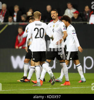 Kaiserslautern. 8 octobre 2017. Sandro Wagner (2ème R), de l'Allemagne, célèbre après avoir marqué lors du match du Groupe C des qualifications pour la Coupe du monde FIFA 2018 entre l'Allemagne et l'Azerbaïdjan au stade Fritz Walter de Kaiserslautern, Allemagne, le 8 octobre 2017. L'Allemagne a gagné 5-1. Crédit : Ulrich Hufnagel/Xinhua/Alamy Live News Banque D'Images