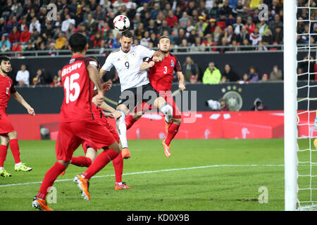 Kaiserslautern, Allemagne. 8 octobre 2017. Sandro Wagner (2ème R), de l'Allemagne, marque lors du match de qualification pour la Coupe du monde FIFA 2018 du Groupe C opposant l'Allemagne et l'Azerbaïdjan au stade Fritz Walter de Kaiserslautern, Allemagne, le 8 octobre 2017. L'Allemagne a gagné 5-1. Crédit : Ulrich Hufnagel/Xinhua/Alamy Live News Banque D'Images