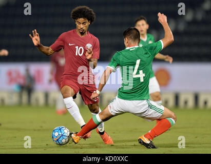 Doha, Qatar. 8 oct, 2017. aktral y hafif (l) du Qatar se bat pour la balle avec Miguel Angel davila du Mexique au cours de leur équipe olympique match amical entre le Qatar et le Mexique à l'hôtel Al Sadd sc stadium à Doha, Qatar, le oct. 8, 2017. Le match s'est soldé par un 2-2 draw. crédit : nikku/Xinhua/Alamy live news Banque D'Images