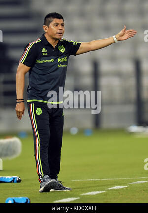 Doha, Qatar. 8 oct, 2017. L'équipe de soccer national olympique mexicain marco antonio entraîneur réagir lors de l'équipe olympique match amical entre le Mexique et le Qatar à l'Al Sadd sc stadium à Doha, Qatar, le oct. 8, 2017. Le match s'est soldé par un 2-2 draw. crédit : nikku/Xinhua/Alamy live news Banque D'Images