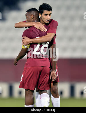 Doha, Qatar. 8 oct, 2017. assim une madibo (l) du Qatar célèbre avec son coéquipier après avoir marqué le deuxième but contre le Mexique lors de leur équipe olympique match amical entre le Qatar et le Mexique à l'hôtel Al Sadd sc stadium à Doha, Qatar, le oct. 8, 2017. Le match s'est soldé par un 2-2 draw. crédit : nikku/Xinhua/Alamy live news Banque D'Images