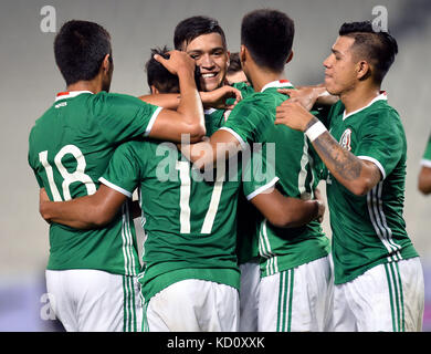 Doha, Qatar. 8 oct, 2017. edurado danial lara (2l) du Mexique célèbre avec ses coéquipiers après avoir marqué le deuxième but contre le Qatar lors de leur équipe olympique match amical entre le Qatar et le Mexique à l'hôtel Al Sadd sc stadium à Doha, Qatar, le oct. 8, 2017. Le match s'est soldé par un 2-2 draw. crédit : nikku/Xinhua/Alamy live news Banque D'Images