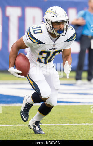 8 octobre 2017, Los Angeles Chargers tournant retour Austin Ekeler (30) en action avant la NFL match entre les Los Angeles les chargeurs et les Giants de New York au Stade MetLife à East Rutherford, New Jersey. Les chargeurs a gagné 27-22. Christopher Szagola/CSM Banque D'Images