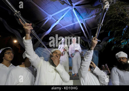 Jérusalem, Israël. 8 octobre 2017. Les Juifs religieux de la caste sacerdotale Kohanim vêtus de trompettes cérémonielles de jarretelles créées spécialement pour une utilisation dans le troisième Temple par l'Institut du Temple de Jérusalem, Prenant part à une reconstitution de la joyeuse cérémonie de la libration de l'eau qui faisait autrefois partie du service du Temple pendant la fête des tabernacles de Soukot dans la vieille ville de Jérusalem le 08 octobre 2017. L'Institut du Temple connu en hébreu sous le nom de Machon HaMikdash est une organisation qui se concentre sur l'effort de construire le troisième Temple juif. Crédit : Eddie Gerald/Alay Live News Banque D'Images