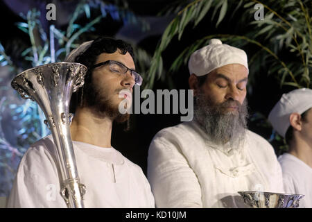 Jérusalem, Israël. 8 Oct, 2017. Les juifs religieux de la caste sacerdotale Kohanim habillés en costume de cérémonie et à l'aide d'outils créés spécialement pour l'utilisation dans le troisième Temple par l'Institut du Temple, prenant part à une reconstitution de la cérémonie de la libation d'eau joyeuse qui faisait autrefois partie de l'entretien du Temple pendant Souccot fête des tabernacles dans la vieille ville de Jérusalem le 08 octobre 2017. L'Institut du Temple ou Machon HaMikdash organisation à se concentrer sur l'effort de construire le troisième Temple sur l'emplacement actuellement occupé par le Dôme du Rocher. Credit : Eddie Gerald/Alamy Live News Banque D'Images