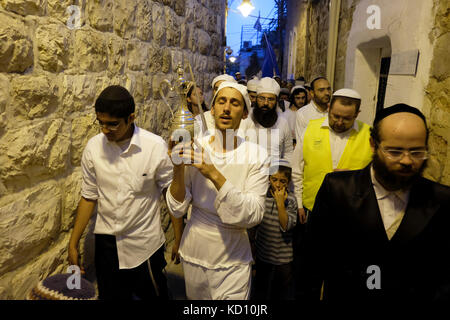 Jérusalem, Israël. 8 Oct, 2017. Les juifs religieux de la caste sacerdotale Kohanim habillés en costume de cérémonie et à l'aide d'outils créés spécialement pour l'utilisation dans le troisième Temple par l'Institut du Temple, prenant part à une reconstitution de la cérémonie de la libation d'eau joyeuse qui faisait autrefois partie de l'entretien du Temple pendant Souccot fête des tabernacles dans la vieille ville de Jérusalem le 08 octobre 2017. L'Institut du Temple ou Machon HaMikdash organisation à se concentrer sur l'effort de construire le troisième Temple sur l'emplacement actuellement occupé par le Dôme du Rocher. Credit : Eddie Gerald/Alamy Live News Banque D'Images