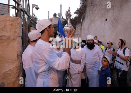 Jérusalem, Israël. 8 Oct, 2017. Les juifs religieux de la caste sacerdotale Kohanim habillés en costume de cérémonie et à l'aide d'outils créés spécialement pour l'utilisation dans le troisième Temple par l'Institut du Temple, prenant part à une reconstitution de la cérémonie de la libation d'eau joyeuse qui faisait autrefois partie de l'entretien du Temple pendant Souccot fête des tabernacles dans la vieille ville de Jérusalem le 08 octobre 2017. L'Institut du Temple ou Machon HaMikdash organisation à se concentrer sur l'effort de construire le troisième Temple sur l'emplacement actuellement occupé par le Dôme du Rocher. Credit : Eddie Gerald/Alamy Live News Banque D'Images