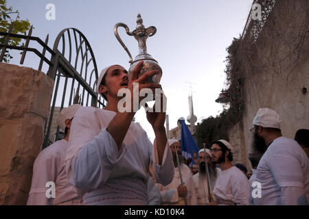 Jérusalem, Israël. 8 Oct, 2017. Les juifs religieux de la caste sacerdotale Kohanim habillés en costume de cérémonie et à l'aide d'outils créés spécialement pour l'utilisation dans le troisième Temple par l'Institut du Temple, prenant part à une reconstitution de la cérémonie de la libation d'eau joyeuse qui faisait autrefois partie de l'entretien du Temple pendant Souccot fête des tabernacles dans la vieille ville de Jérusalem le 08 octobre 2017. L'Institut du Temple ou Machon HaMikdash organisation à se concentrer sur l'effort de construire le troisième Temple sur l'emplacement actuellement occupé par le Dôme du Rocher. Credit : Eddie Gerald/Alamy Live News Banque D'Images