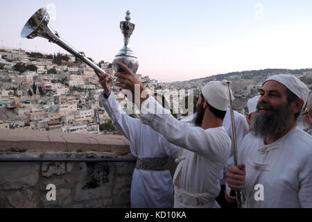 Jérusalem, Israël. 8 Oct, 2017. Les juifs religieux de la caste sacerdotale Kohanim habillés en costume de cérémonie et à l'aide d'outils créés spécialement pour l'utilisation dans le troisième Temple par l'Institut du Temple, prenant part à une reconstitution de la cérémonie de la libation d'eau joyeuse qui faisait autrefois partie de l'entretien du Temple pendant Souccot fête des tabernacles dans la vieille ville de Jérusalem le 08 octobre 2017. L'Institut du Temple ou Machon HaMikdash organisation à se concentrer sur l'effort de construire le troisième Temple sur l'emplacement actuellement occupé par le Dôme du Rocher. Credit : Eddie Gerald/Alamy Live News Banque D'Images