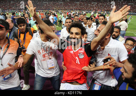 9 octobre 2015 - Alexandrie, Alexandrie, Egypte - Mohamed Salah en Egypte célèbre après avoir remporté le match de qualification de la coupe du monde de la FIFA 2018 entre l'Egypte et le Congo au stade Borg El-Arab à Alexandrie, Egypte, 8 octobre 2017. L'Égypte a remporté 2-1 et s'est qualifiée pour la finale de la coupe du monde (image de crédit : © AMR Sayed/APA Images via ZUMA Wire) Banque D'Images