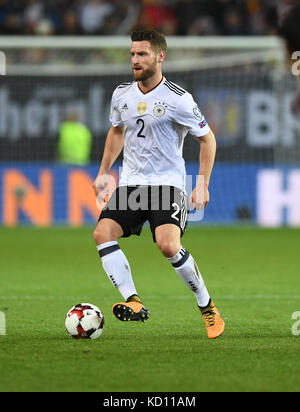 Kaiserslautern, Allemagne. 08 octobre 2017. L'Allemand Shkodran Mustafi en action lors du match de qualification de la Coupe du monde de football du Groupe C entre l'Allemagne et l'Azerbaïdjan au stade Fritz Walter de Kaiserslautern, Allemagne, le 8 octobre 2017. Crédit : Uli Deck/dpa/Alamy Live News Banque D'Images