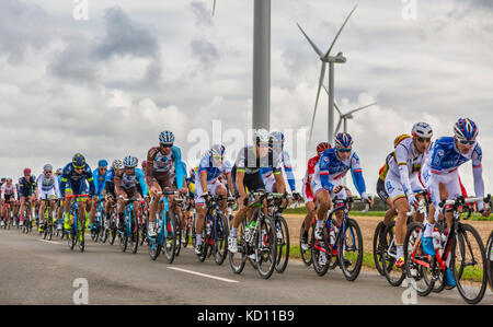 Le Gault-saint-denis, France - 08 octobre 2017 : le peloton à cheval sur une route dans la plaine avec les moulins à vent dans un jour nuageux au cours de la route Paris-tours-course cycliste. crédit : Radu razvan/Alamy live news Banque D'Images