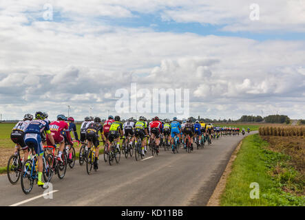 Le Gault-saint-denis, France - 08 octobre 2017 : le peloton à cheval sur une route dans la plaine avec les moulins à vent dans un jour nuageux au cours de la route Paris-tours-course cycliste. crédit : Radu razvan/Alamy live news Banque D'Images