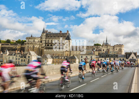 Amboise, France. 8 oct, 2017. image floue du peloton passant sur le pont en face du château d'amboise pendant la paris-tours course cycliste sur route. crédit : Radu razvan/Alamy live news Banque D'Images