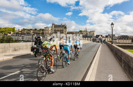 Amboise, FRANCE - Octobre 8,2017 : le passant sur le pont en face du château d'amboise pendant la paris-tours.race course cycliste sur route Banque D'Images