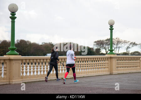 Southport, Merseyside. Météo britannique. 9 octobre, 2017. Sunshine & douches sur la côte ouest que les habitants de la ville, faites une promenade et de l'exercice sur les stations Pont vénitien, une partie de l'esplanade et les rois de la zone de régénération Gardens Resort. Il est prévu d'être nuageux pour le reste de la journée avec la pluie arrivant plus tard. Crédit. /MediaWorldImages AlamyLiveNews. Banque D'Images