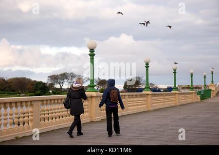 Southport, Merseyside. Météo britannique. 9 octobre, 2017. Sunshine & douches sur la côte ouest que les habitants de la ville, faites une promenade et de l'exercice sur les stations Pont vénitien, une partie de l'esplanade et les rois de la zone de régénération Gardens Resort. Il est prévu d'être nuageux pour le reste de la journée avec la pluie arrivant plus tard. Crédit. /MediaWorldImages AlamyLiveNews. Banque D'Images