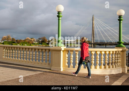 Southport, Merseyside. Météo britannique. 9 octobre, 2017. Sunshine & douches sur la côte ouest que les habitants de la ville, faites une promenade et de l'exercice sur les stations Pont vénitien, une partie de l'esplanade et les rois de la zone de régénération Gardens Resort. Il est prévu d'être nuageux pour le reste de la journée avec la pluie arrivant plus tard. Crédit. /MediaWorldImages AlamyLiveNews. Banque D'Images