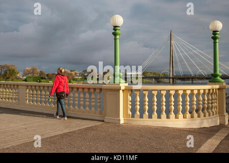 Southport, Merseyside. Météo britannique. 9 octobre, 2017. Sunshine & douches sur la côte ouest que les habitants de la ville, faites une promenade et de l'exercice sur les stations Pont vénitien, une partie de l'esplanade et les rois de la zone de régénération Gardens Resort. Il est prévu d'être nuageux pour le reste de la journée avec la pluie arrivant plus tard. Crédit. /MediaWorldImages AlamyLiveNews. Banque D'Images