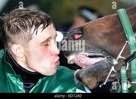 Cheval jockey josef kratochvil avec pas de temps à perdre célèbre après l'obtention de la 127e grand steeple-chase de Pardubice à Pardubice, République tchèque, le 8 octobre 2017. huit ans bay horse pas de temps à perdre avec jockey tchèque Jan kratochvil a gagné 127e grand steeple-chase de Pardubice, course urgente de surmonter avec gregaine jockey français felix de Giles dans la dernière partie du cours avant la ligne d'arrivée.Le 26-year-old kratochvil a remporté la course pour la première fois, de même que de ne pas perdre de temps. leur coach était légendaire Josef vana senior, 64 ans, qui a remporté la course annuelle 8 fois comme un jockey. (Ctk photo/rom Banque D'Images