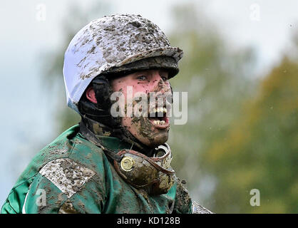 Jockey josef kratochvil célèbre après l'obtention de la 127e grand steeple-chase de Pardubice à Pardubice, République tchèque, le 8 octobre 2017. huit ans bay horse pas de temps à perdre avec jockey tchèque Jan kratochvil a gagné 127e grand steeple-chase de Pardubice, course urgente de surmonter avec gregaine jockey français felix de Giles dans la dernière partie du cours avant la ligne d'arrivée.Le 26-year-old kratochvil a remporté la course pour la première fois, de même que de ne pas perdre de temps. leur coach était légendaire Josef vana senior, 64 ans, qui a remporté la course annuelle 8 fois comme un jockey. (Ctk photo/roman vondrous) Banque D'Images